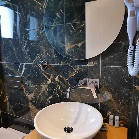 Отель Alexander 4*